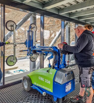 Heavydrive induction training on the GMG 350 glass assembly device to ensure safe and efficient use at an altitude of 3,200 metres in the Kaunertal valley (Austria).