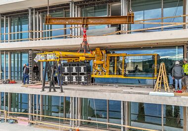 Counter system in front of the hotel for installing 4-ton glass panels under a 3-meter-deep overhang