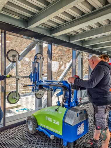 Heavydrive induction training on the GMG 350 glass assembly device to ensure safe and efficient use at an altitude of 3,200 metres in the Kaunertal valley (Austria). Image rights: Heavydrive.com
