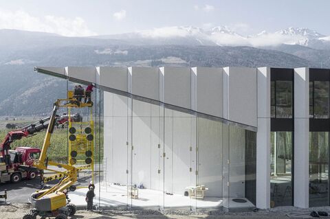 Installation of a mega pane in the sawtooth façade using a vacuum suction system
