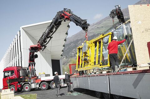 Unload mega pane with vacuum suction system from truck