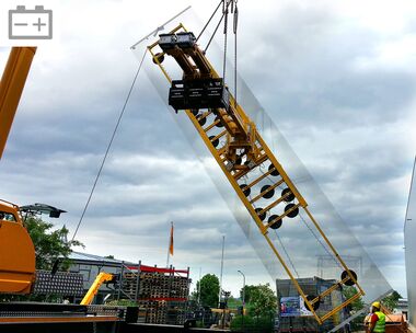 Vakuum-Sauganlage mit großer Flachglas-Scheibe an Kran hängend
