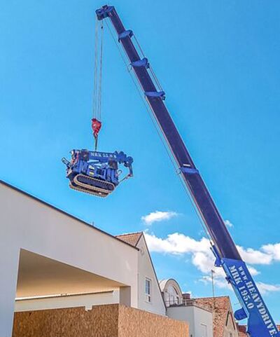 Assembly crane lifts mini crane to the assembly site. Image rights: Heavydrive.com