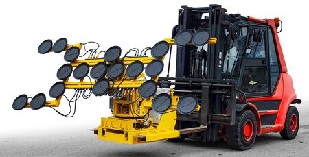 Use of a 7-axis forklift manipulator with a VSG 1000 KMH for the installation of large-format façade panes weighing up to 900 kg. Image rights: Heavydrive.com
