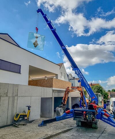 An assembly crane lifts the pane to transfer it to a mini-crane at the installation site. Image rights: Heavydrive.com