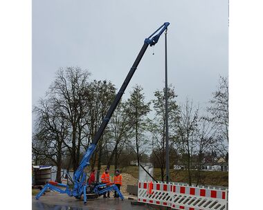 Lamp posts being positioned using the MRK 86.0. Image rights: Heavydrive.com