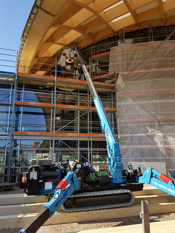 Swatch, Biel: Pane assembly just under the timber construction