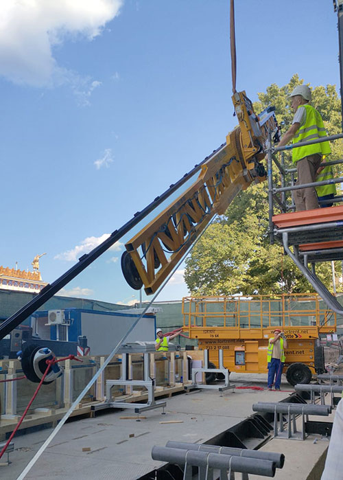 The 750 mm wide and 12 m high Finn discs were installed using the VSG 2000 KL 9 vacuum system