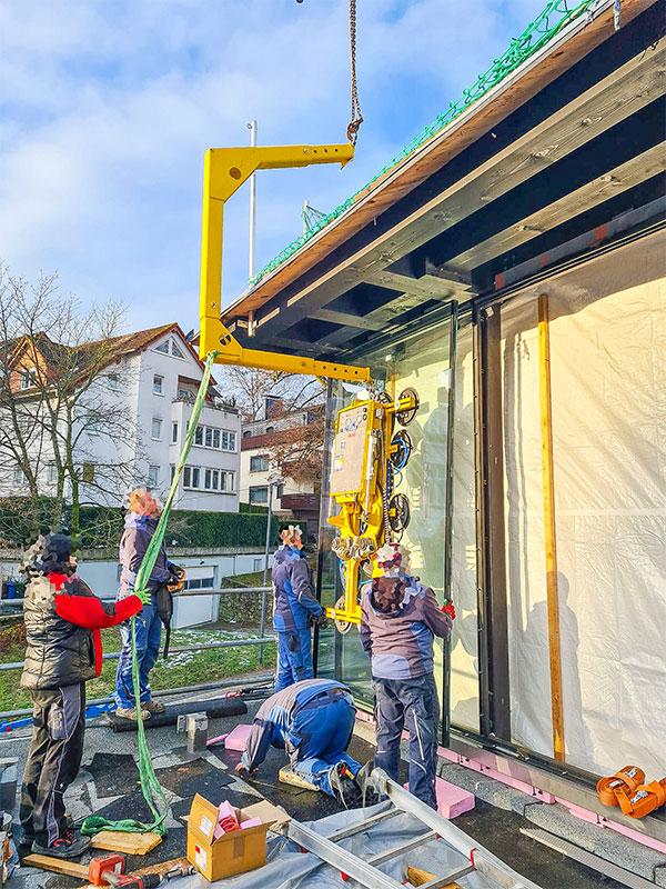 Installing external panes at a height of nine metres under a roof overhang using the new Heavydrive C adapter