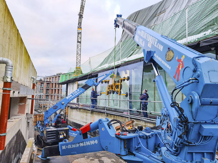 Installation of the façade panes weighing up to 1.7 tonnes using MRK 158 and MRK 195 assembly cranes