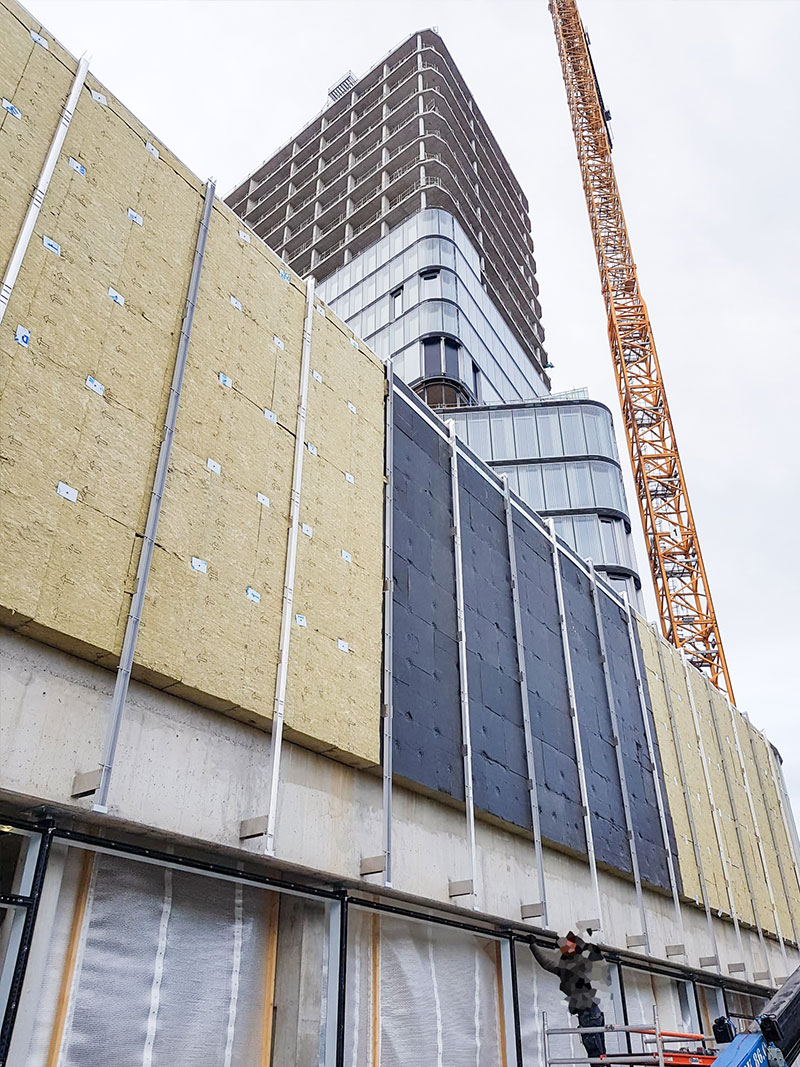 Glass installation at the Porsche Design Tower with Heavydrive MRK 168 mini crane and VSG 450 K suction system.