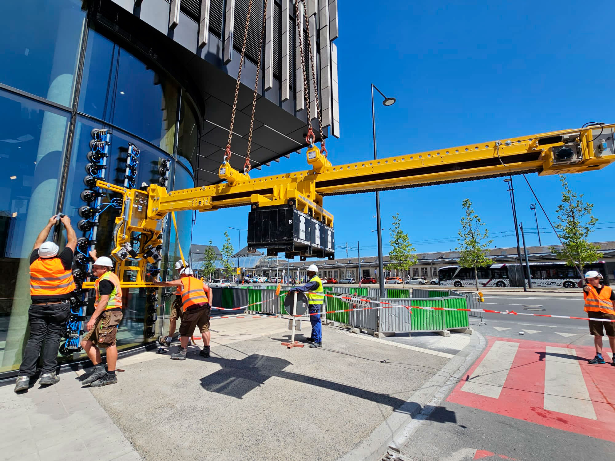 Heavydrive Sauganlage hebt gebogene Scheibe unter die Stahlkonstruktion im Wissenschafts- und Innovationszentrum in Kaunas