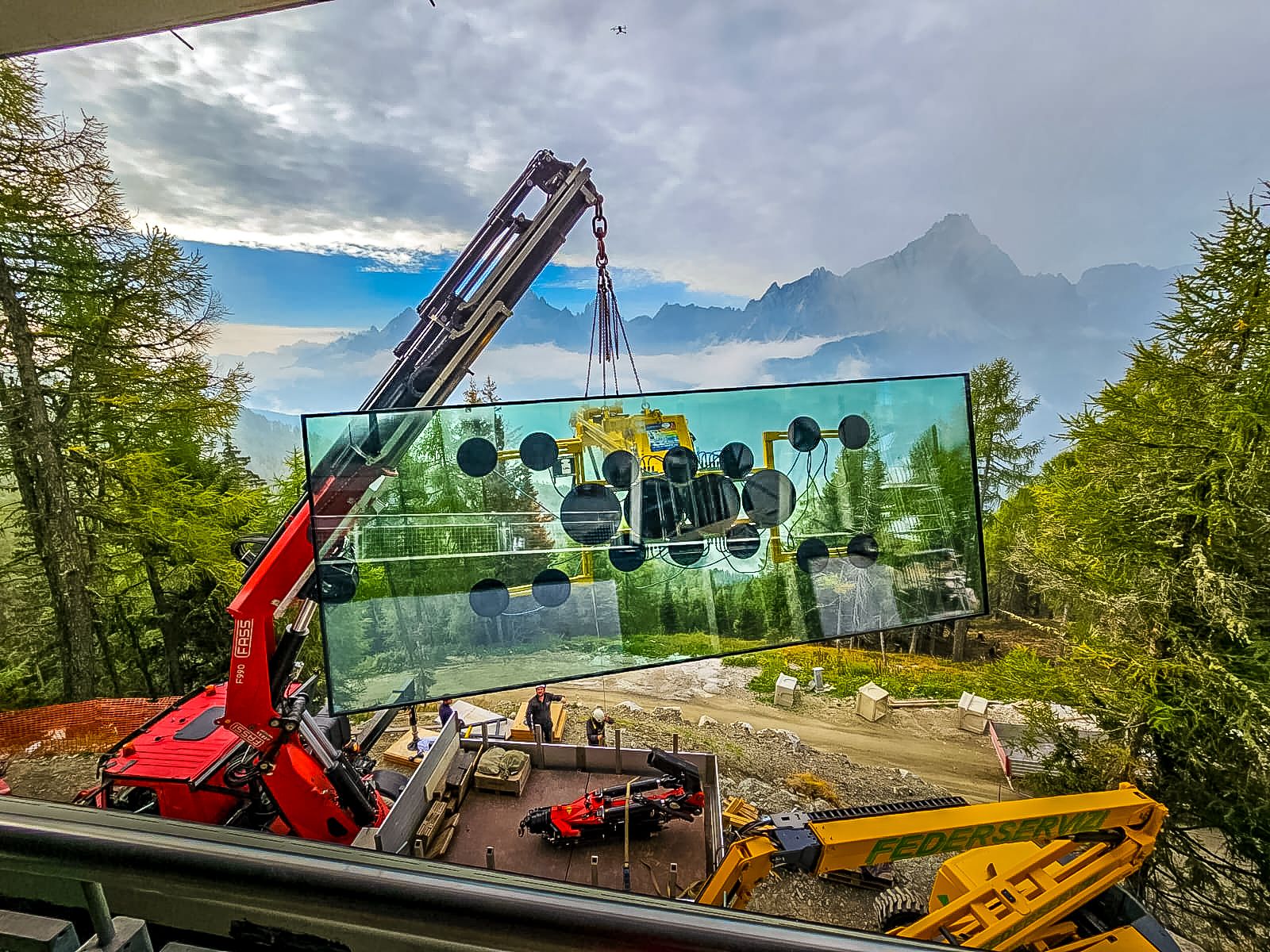 Pane is lifted into the sloping facade by Heavydrive systems. Impressive panorama in the background.