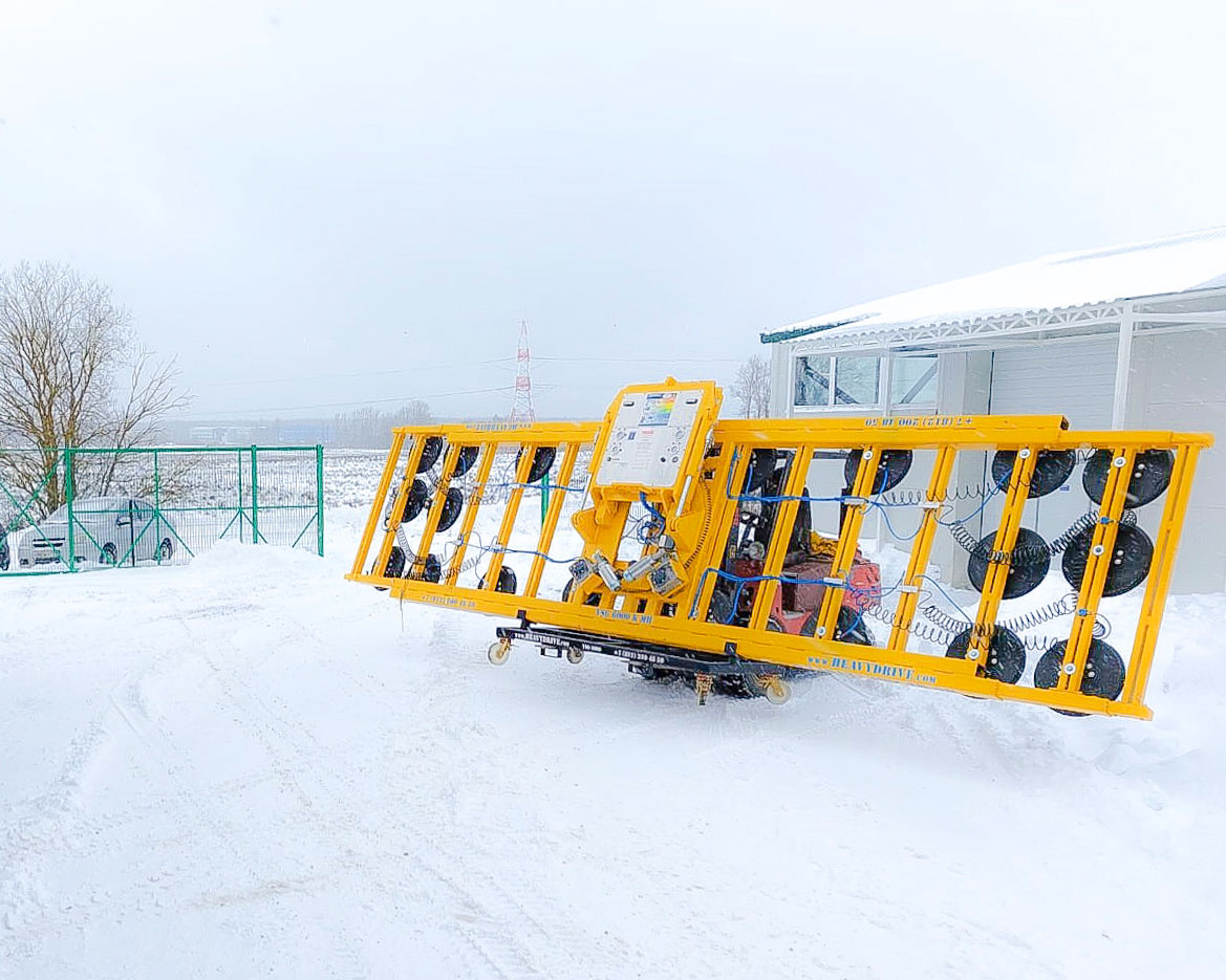 Glass installation at sub-zero temperatures with a vacuum suction system