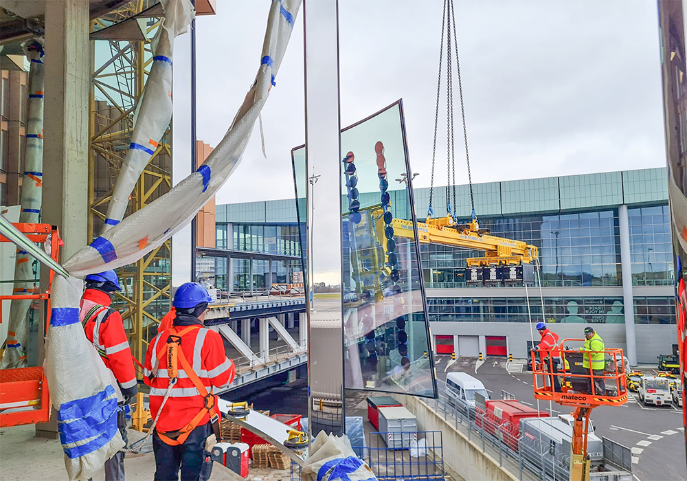 Installation of curved facade elements at the Skypark Business Center in Luxembourg. Image rights: Heavydrive.com