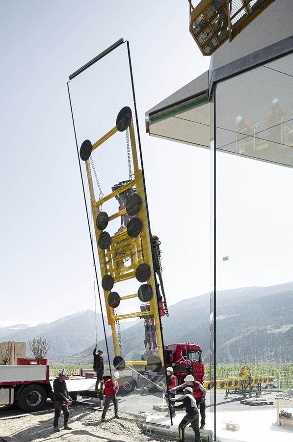 Precise lifting of the 10-meter-long pane into the building opening using a vacuum suction system