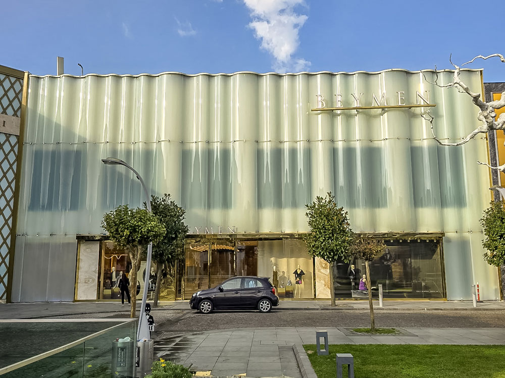 Wave-shaped façade at Beymen İstinyePark reaches completion. Image rights: Heavydrive.com