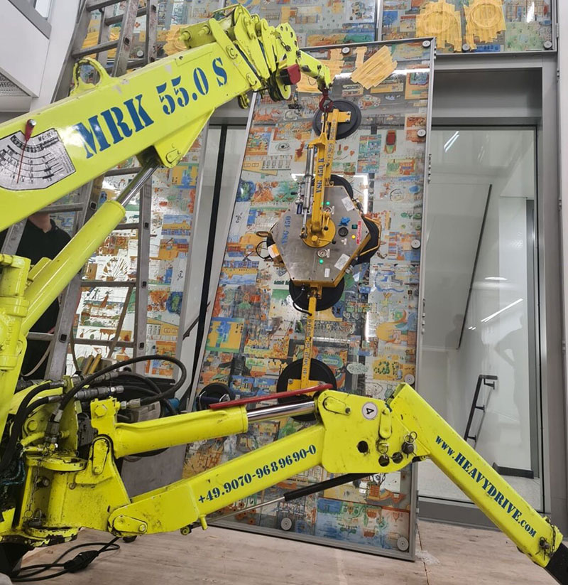 Installation of the ornate glass walls in the entrance area using the MRK 55.0 S. Image rights: Heavydrive.com