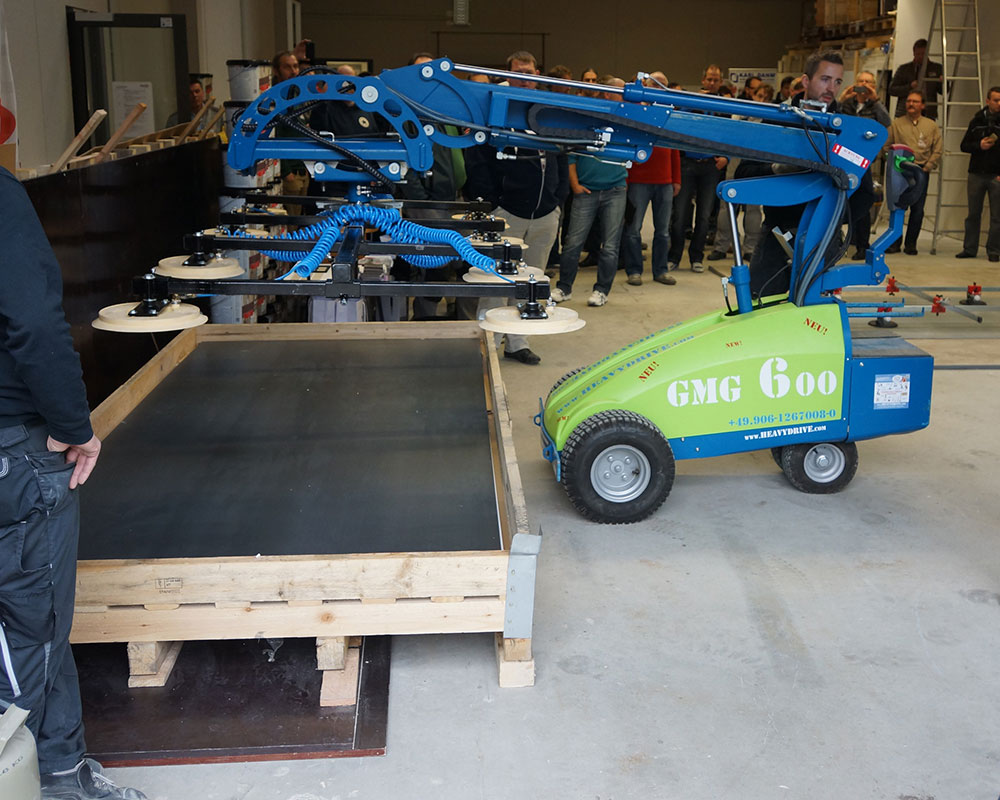 Large-format flags and floor plates with the GMG laying robot | Large-format flags and floor plates with the GMG laying robot