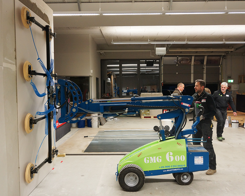 Large-format flags and floor plates with the GMG laying robot | Large-format flags and floor plates with the GMG laying robot