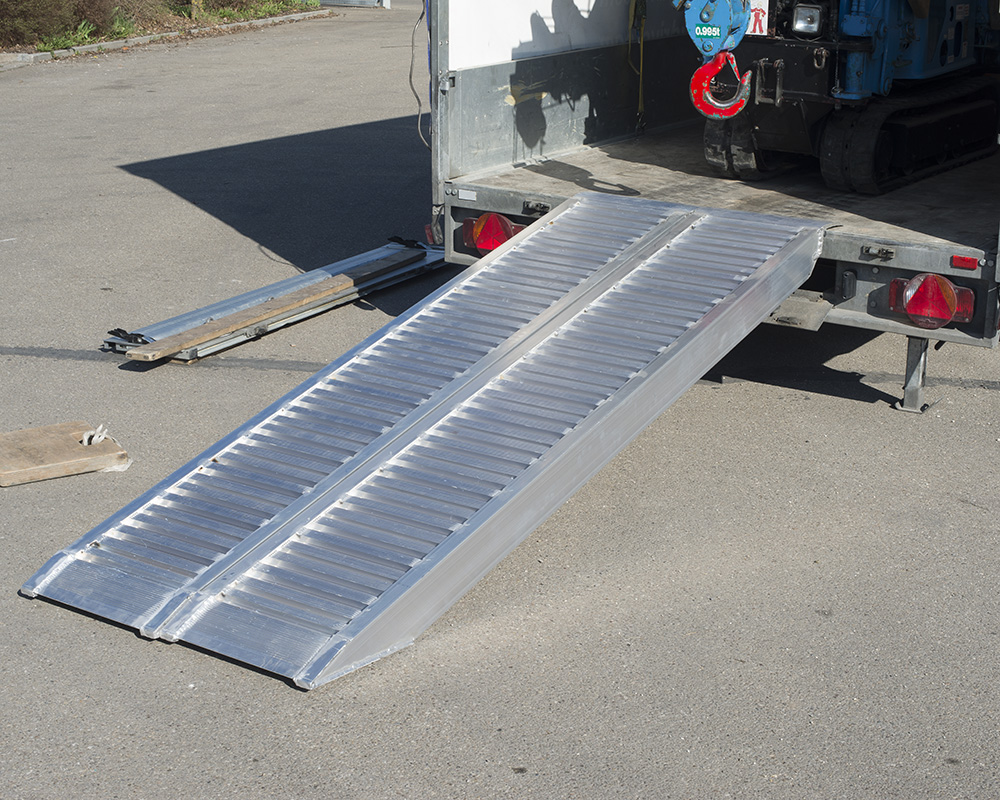 Non-marking tracks for MRK assembly cranes | Access ramps for mini cranes