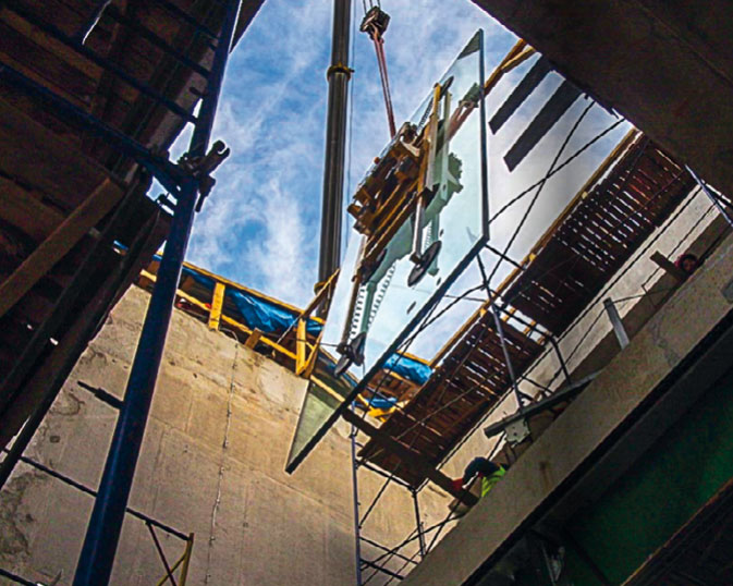 Top-to-bottom glazing with mini crane | Top-to-bottom glazing with mini crane