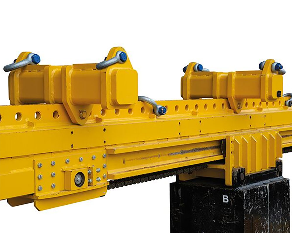 4-point mounting for load distribution on cross beams, designed for use with a 4-point chain sling.