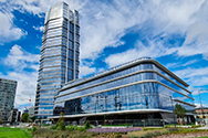 Completely glazed company premises of the oil and gas company MOL Group